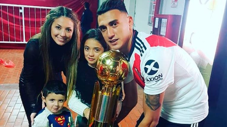 La familia Suárez Olave junto a la copa.
