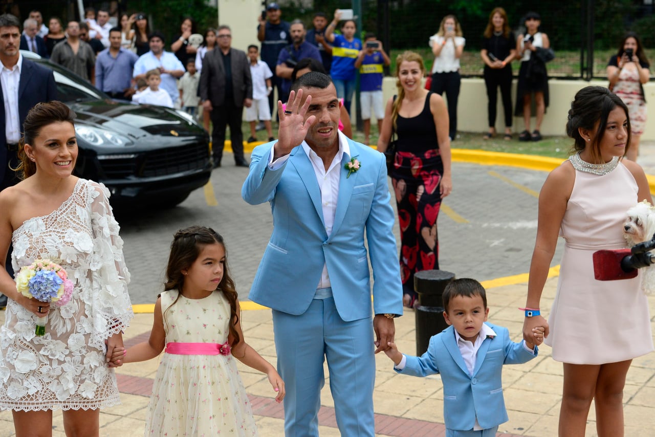 La familia Tevez al llegar al Registro Civil. Foto: Clarín.