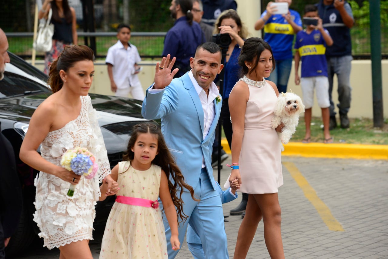 La familia Tevez al llegar al Registro Civil. Foto: Clarín.