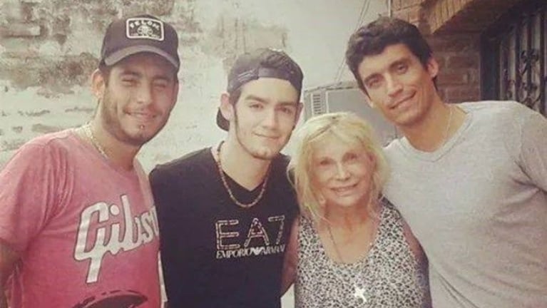 La familia unida: Ramiro junto a su abuela Betty y sus tíos Ulises y Flavio.