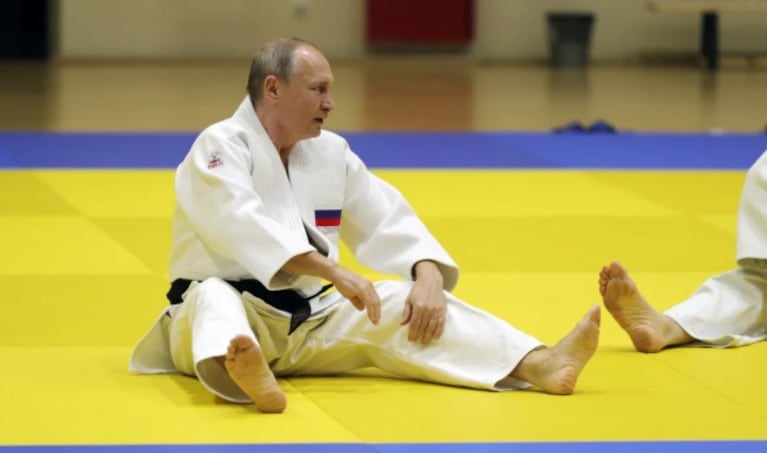 La federación internacional de Taekwondo le sacó el cinturón negro a Putin.