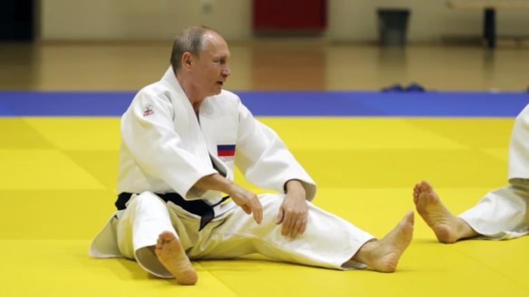 La federación internacional de Taekwondo le sacó el cinturón negro a Putin.