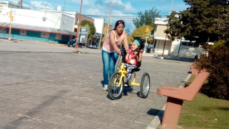 La felicidad de Anto, la nena que pedalea con sus manos