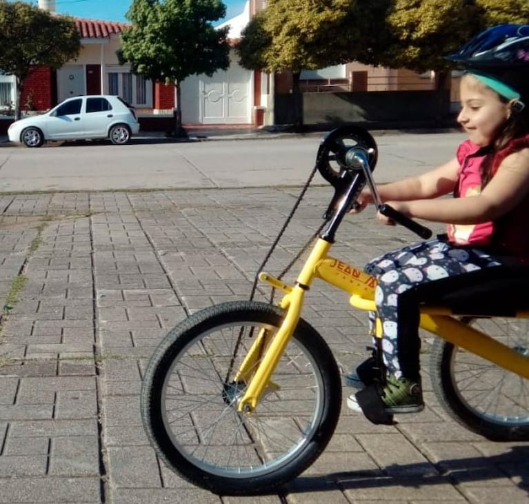 La felicidad de Anto, la nena que pedalea con sus manos