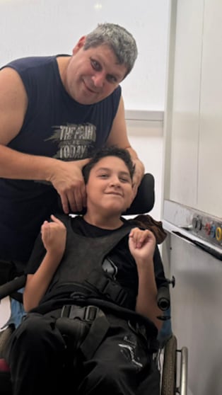 La felicidad de Benja por el ascensor que instalaron en su casa.