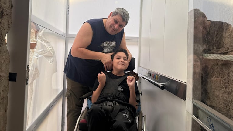 La felicidad de Benjamín por el ascensor que instalaron en su casa.