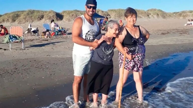 La felicidad de Doña Panchita al conocer el mar por primera vez. 