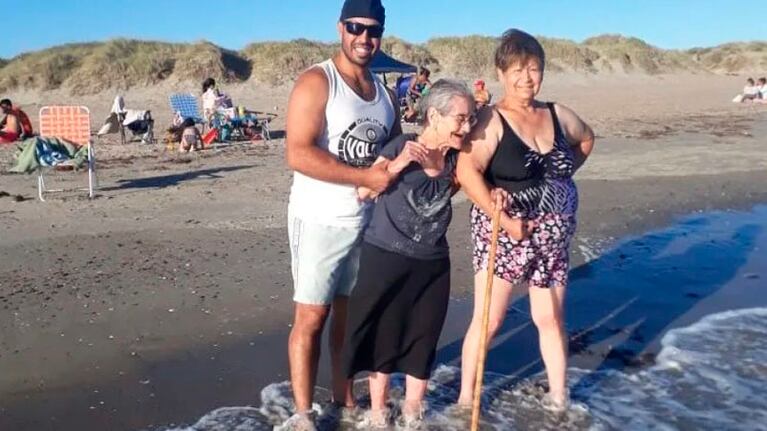 La felicidad de Doña Panchita al conocer el mar por primera vez.