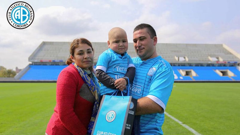 La felicidad de Dylan fue compartida con sus padres. Foto: Club Atlético Belgrano.