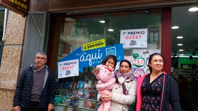 La felicidad de las argentinas, en la puerta de la agencia donde compraron los boletos.