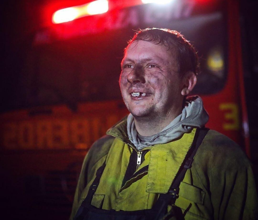 La felicidad de los Bomberos luego del tremendo esfuerzo en las sierras. Foto: Nicolás Aguilera / @nicoaguilera22.