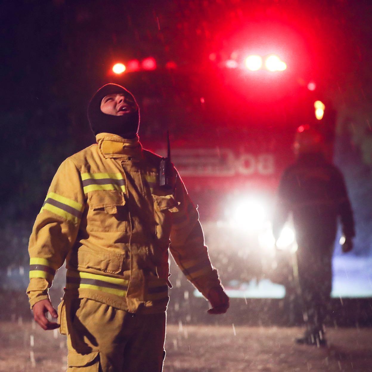 La felicidad de los Bomberos luego del tremendo esfuerzo en las sierras. Foto: Nicolás Aguilera / @nicoaguilera22.