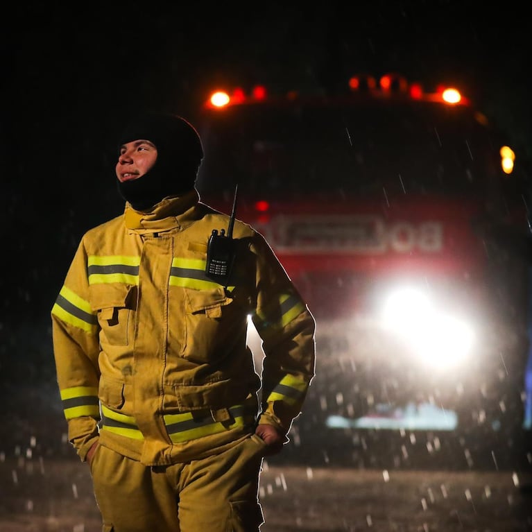 La felicidad de los Bomberos luego del tremendo esfuerzo en las sierras. Foto: Nicolás Aguilera / @nicoaguilera22.