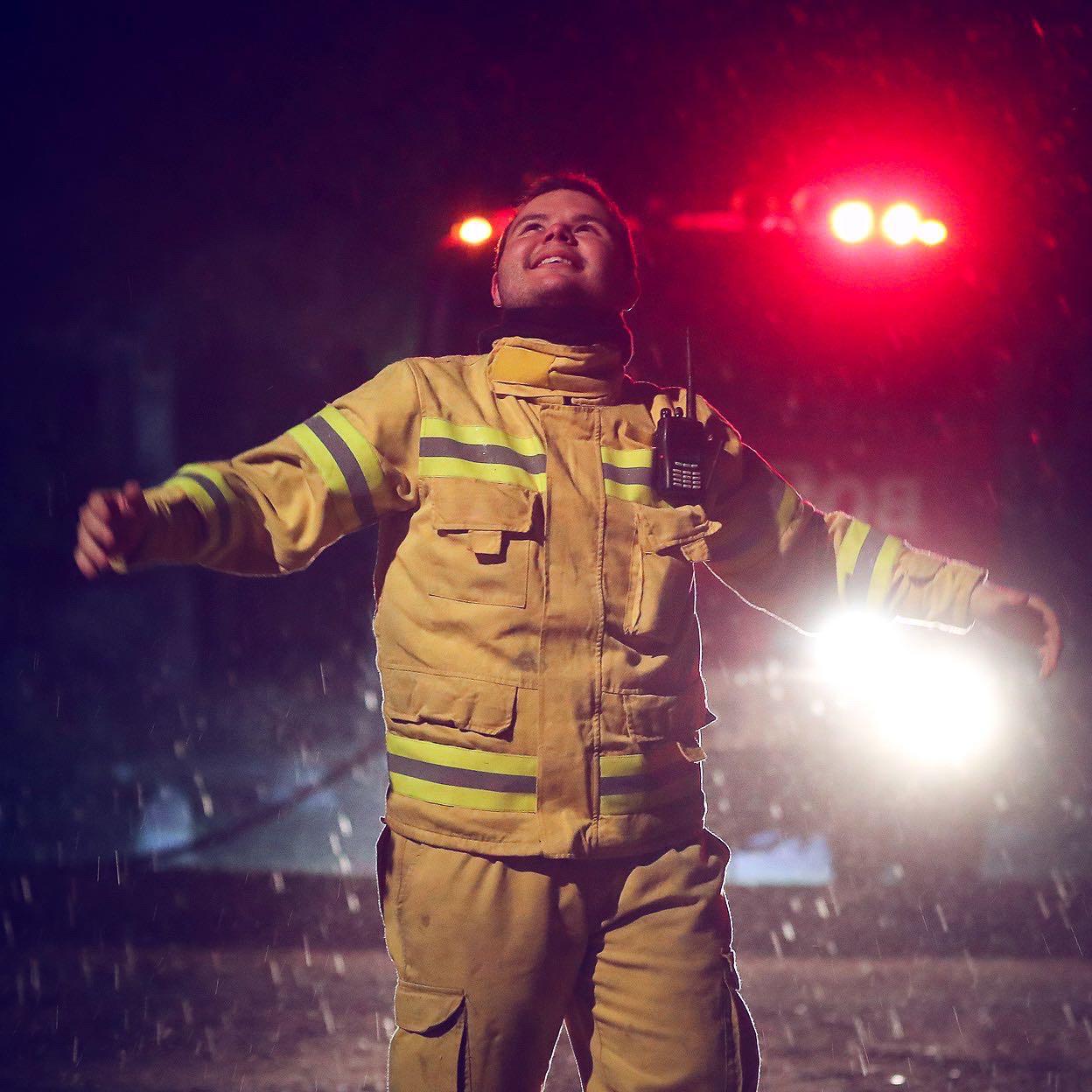 La felicidad de los Bomberos luego del tremendo esfuerzo en las sierras. Foto: Nicolás Aguilera / @nicoaguilera22.