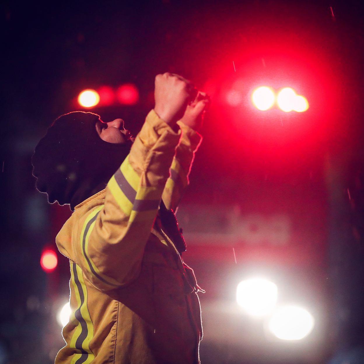 La felicidad de los Bomberos luego del tremendo esfuerzo en las sierras. Foto: Nicolás Aguilera / @nicoaguilera22.La felicidad de los Bomberos luego del tremendo esfuerzo en las sierras. Foto: Nicolás Aguilera / @nicoaguilera22.