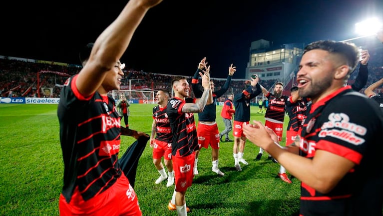 La felicidad de los jugadores gloriosos después del triunfo. Foto: Prensa Instituto.