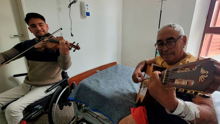 La felicidad de Ramón mientras tocaba una chacarera con su nieto. Foto: Fredy Bustos/El Doce.
