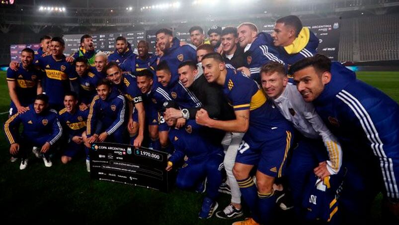 La felicidad del plantel de boca luego de la victoria y el pase.