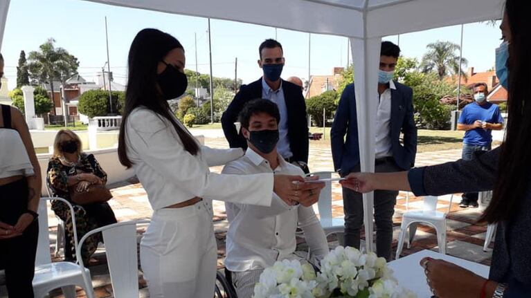 La feliz pareja contrajo matrimonio al aire libre.