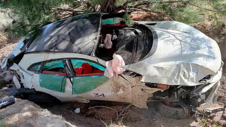 La Ferrari destruida tras el vuelco en la ruta de los Siete Lagos.
