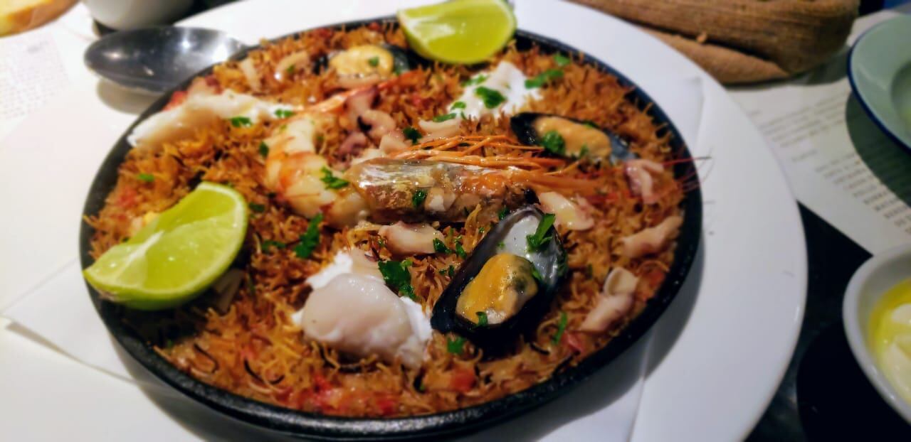 La fideuá de Standard 69, un imperdible en la servilleta del viernes.