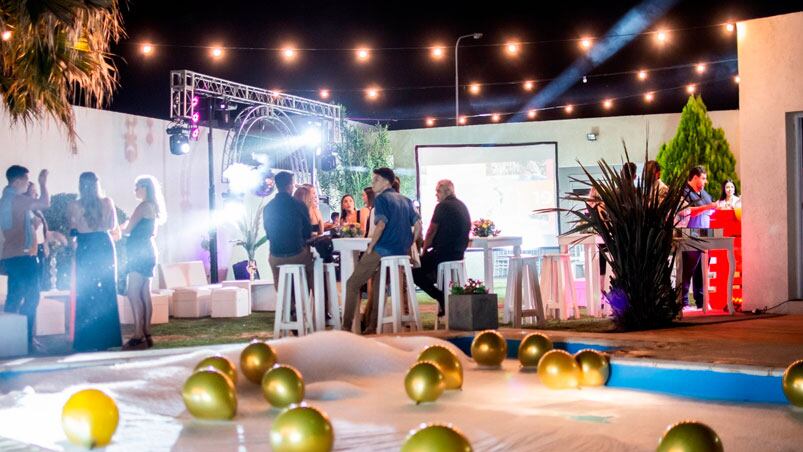 La fiesta de 15 se realizó al aire libre y no hubo más de 100 invitados. (Foto: Villa María Vivo)