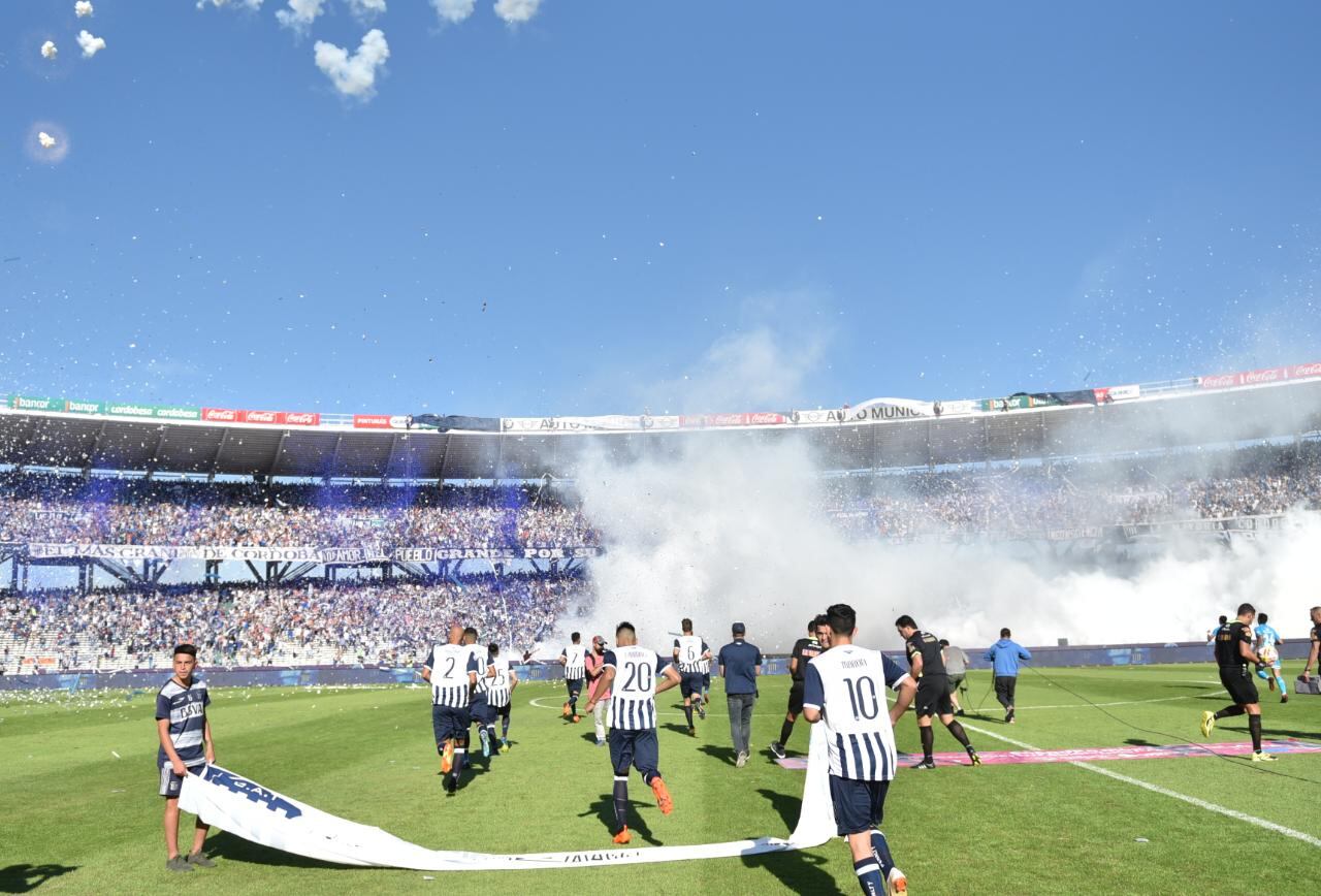 La fiesta del clásico, otra vez en el Kempes. Foto: Lucio Casalla / ElDoce.tv.