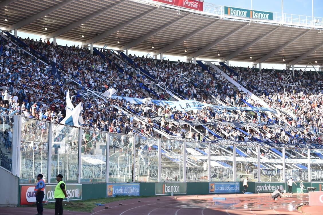 La fiesta del clásico, otra vez en el Kempes. Foto: Lucio Casalla / ElDoce.tv.