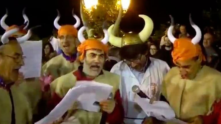 La "Fiesta del cornudo" se celebra en un pueblo de Italia.