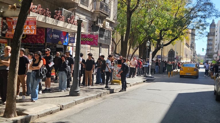 La fila se extendió por más de cinco cuadras en pleno centro. Foto: El Doce