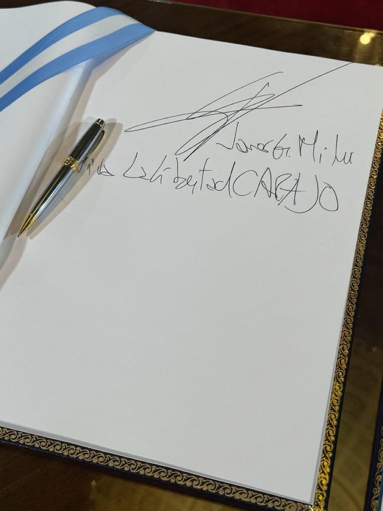 La firma del presidente en el libro de actas.