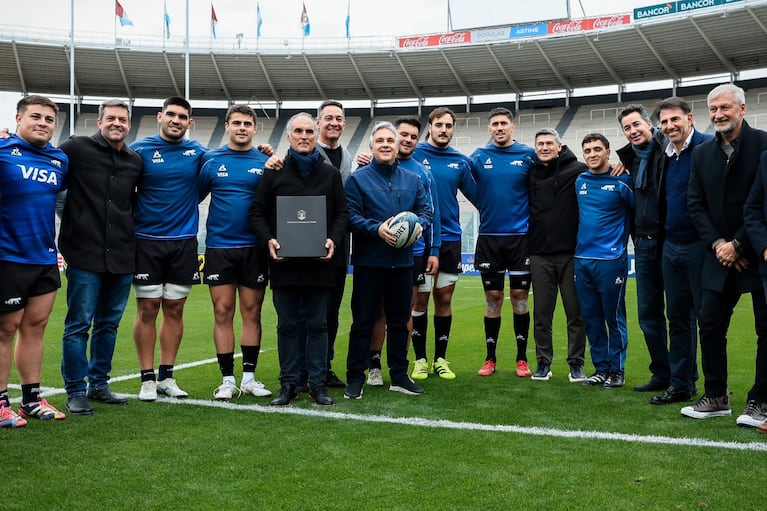 La firma fue en el Estadio Kempes, previo al último entrenamiento de Los Pumas.