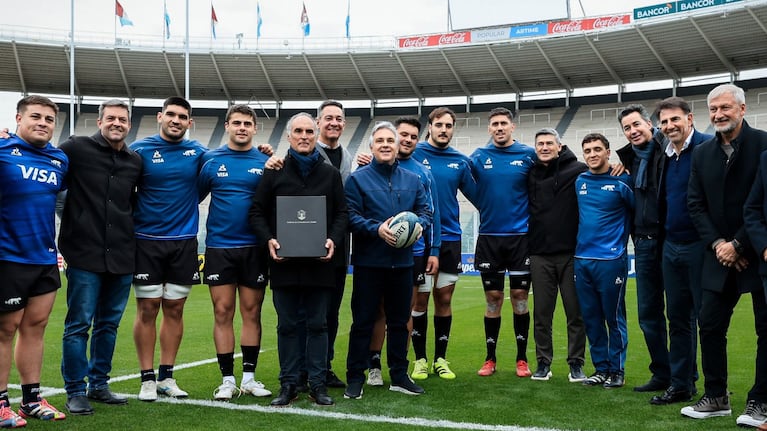 La firma fue en el Estadio Kempes, previo al último entrenamiento de Los Pumas.