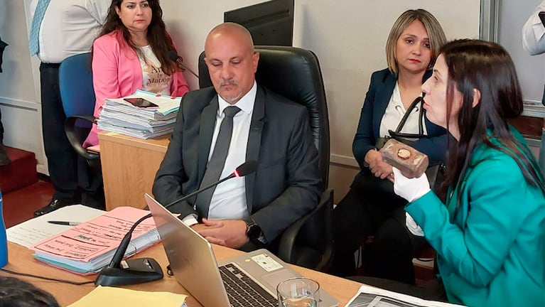 La fiscal Gallaratto mostró la maza con la que causaron el crimen de Ríos. Foto: La Otra Mirada.