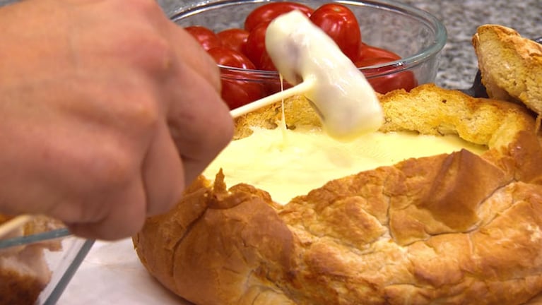 La fondue, dentro de un pan de campo.