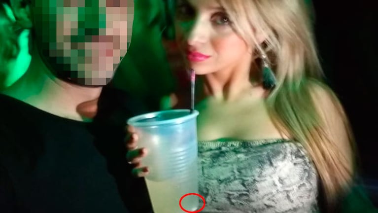 La foto clave: la joven posó junto a un amigo y se observa un punto blanco en el fondo del vaso. / Foto: ElDoce.tv