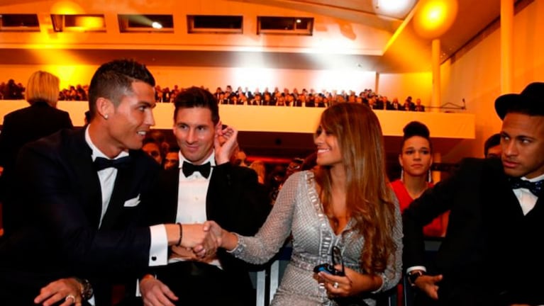 La foto de Cristiano Ronaldo saludando a Antonella Rocuzzo generó muchas bromas.