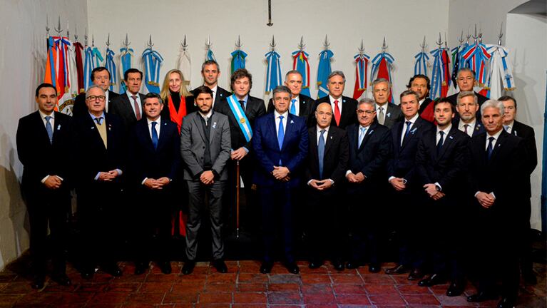 La foto de familia del presidente Milei con los gobernadores firmantes del Pacto de Mayo.