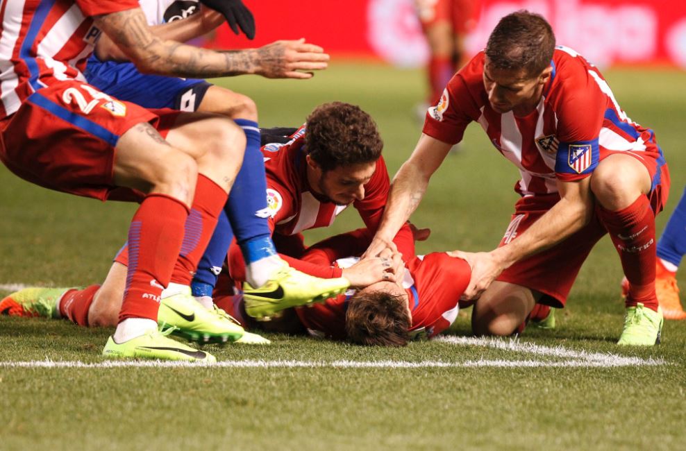 La foto de la desesperación: los compañeros intentaron ayudar a Torres tras el golpe.