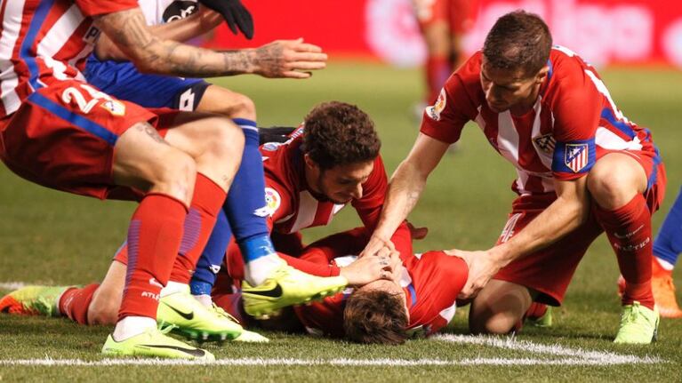 La foto de la desesperación: los compañeros intentaron ayudar a Torres tras el golpe.