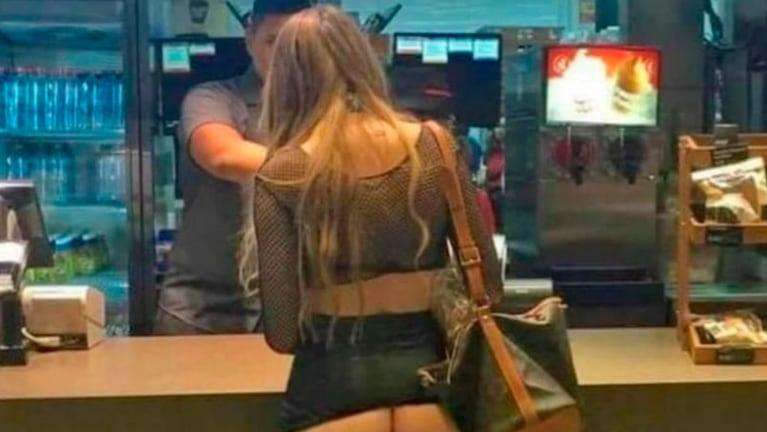 La foto de la joven comprando una hamburguesa se hizo viral.