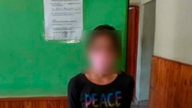La foto de la nena demorada en la comisaría se comparte por las redes sociales y generó repudio.