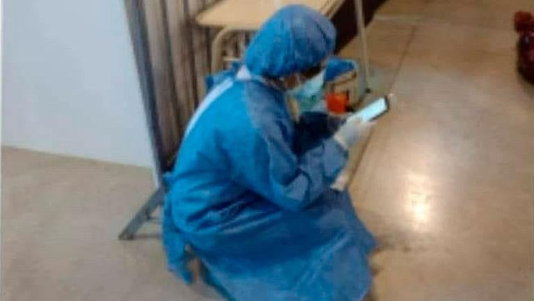 La foto de la pandemia: una enfermera rindió un examen mientras hisopaba en Córdoba