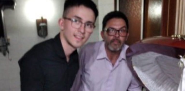 La foto de la polémica: Fernández posó con su hijo junto al cadáver de Maradona.