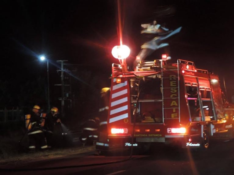 La foto de los bomberos que revolucionó Coronel Moldes