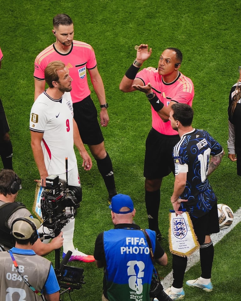 La foto de Messi contra los ingleses que recordó a la de Maradona en el 86. (Andrés Lino)