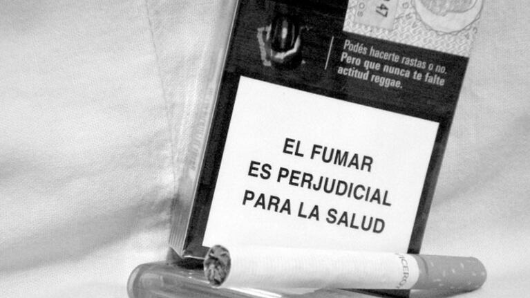 La foto de prevención sorprendió a un fumador.