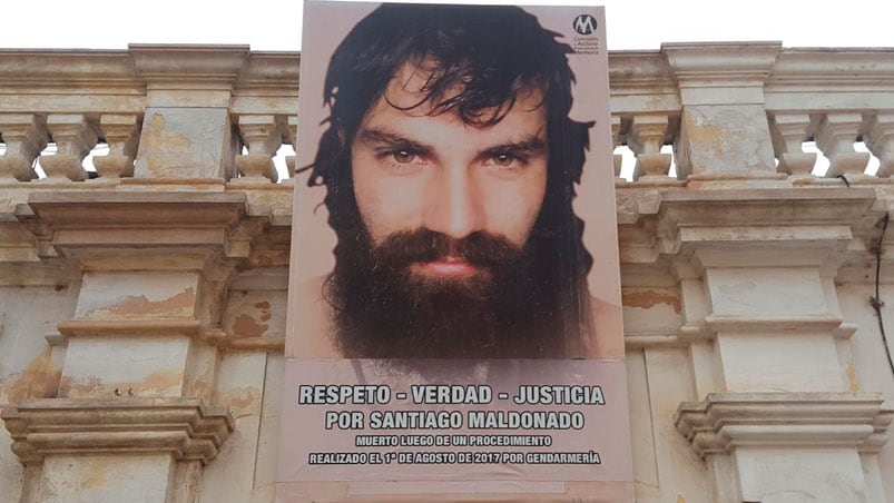 La foto de Santiago Maldonado sobre el ingreso principal al histórico edificio.