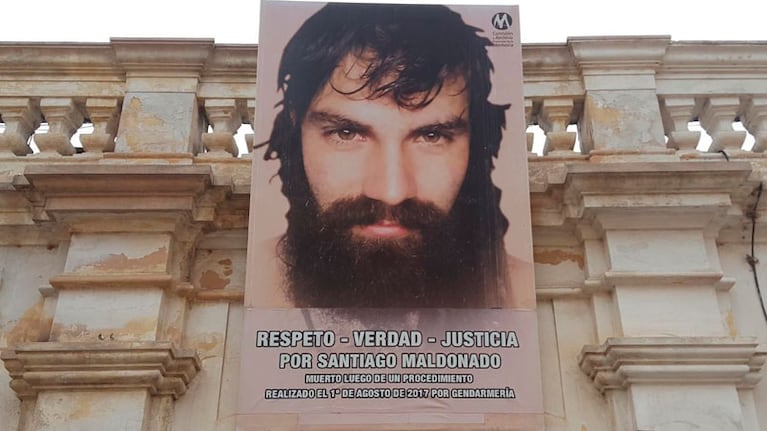 La foto de Santiago Maldonado sobre el ingreso principal al histórico edificio.