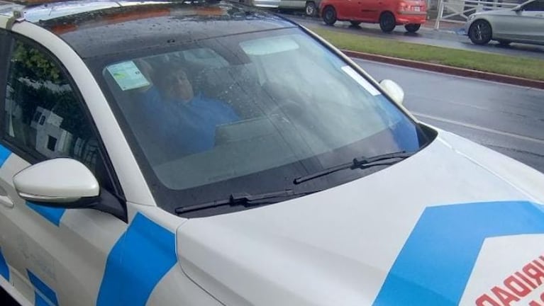 La foto del agente reposando en un auto de Seguridad Ciudadana.